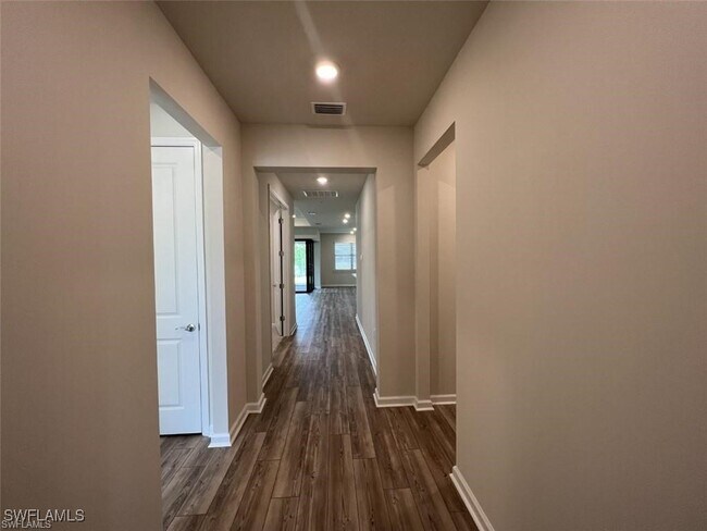 Foto del edificio - 5931 Prosperity Ln