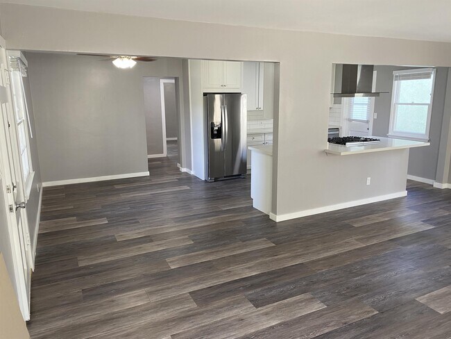 Foto del edificio - 3435 E 1st St