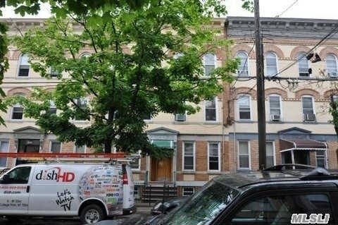 Building Photo - 1871 Putnam Ave