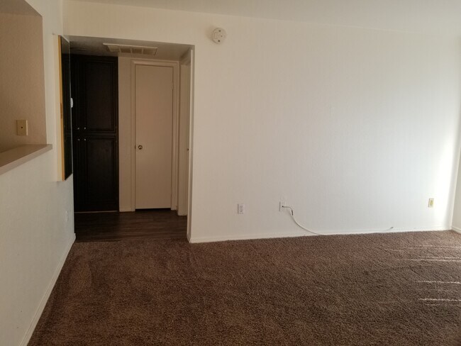 Foto del edificio - 8070 W Russell Rd