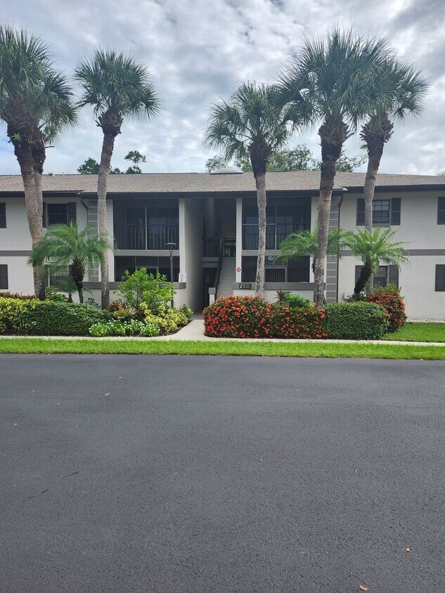 Foto principal - Oak Forrest 55 and older Condominium FOR R...