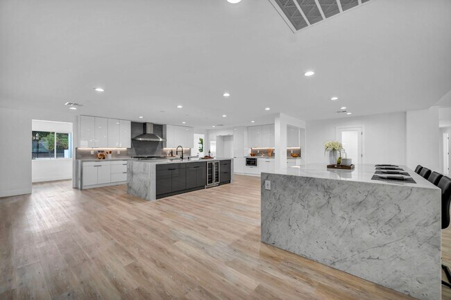 Foto del edificio - Meticulously renovated single-story contemporary estate