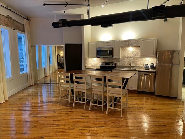 Building Photo - 705 Main St