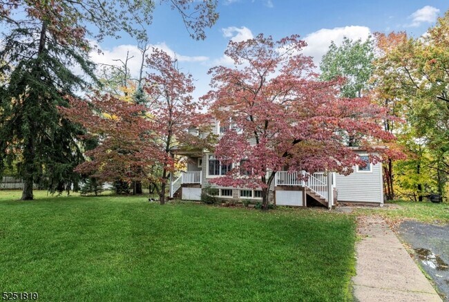 Building Photo - 102 E Woodcliff Ave
