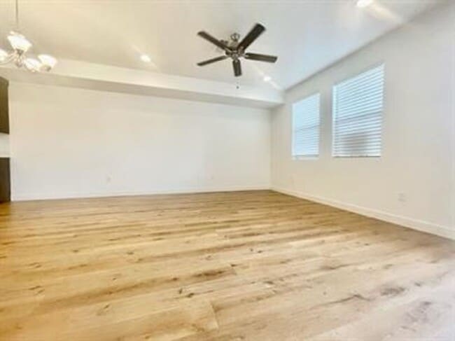Building Photo - 498 1225 N
