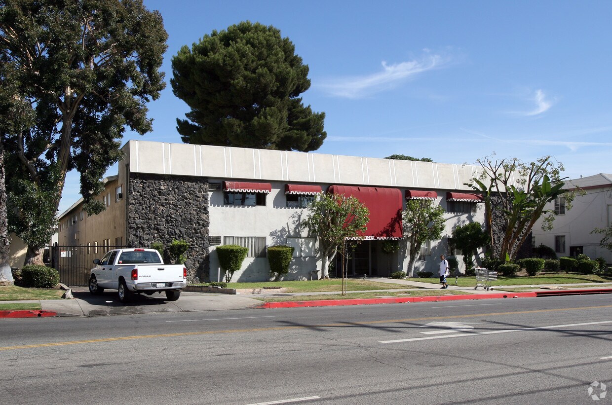 Building Photo - 11413 Oxnard St