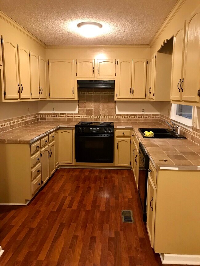 Building Photo - 4448 Huntington Dr