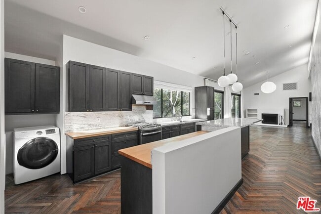 Foto del edificio - 21273 Entrada Rd