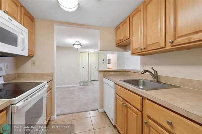 Building Photo - 9855 Westview Dr