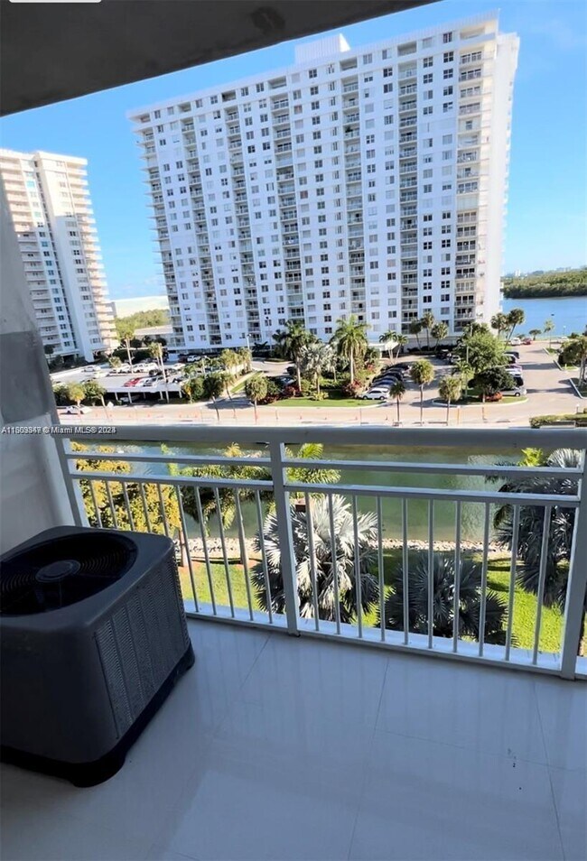 Foto del edificio - 400 Kings Point Dr