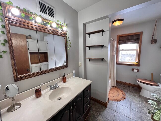 Baño completo en la planta principal - 221 7th Ave N