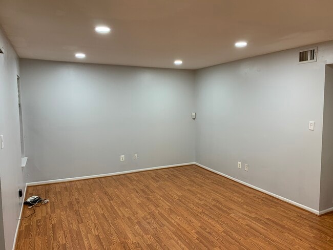 Building Photo - 1704 Ascot Way