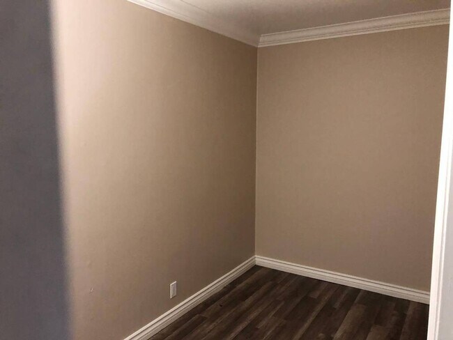 Foto del edificio - 3 BD 1 Full Bath Remodeled Upstairs Condo