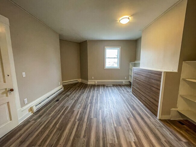 Building Photo - Beautifully Renovated 1 Bedroom Apartment with Private Entrance