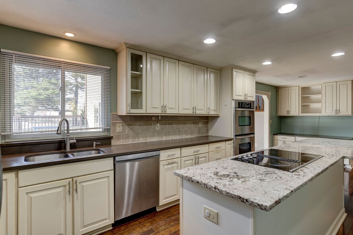 Foto principal - 3 Bed 3 Bath Home near West Beach