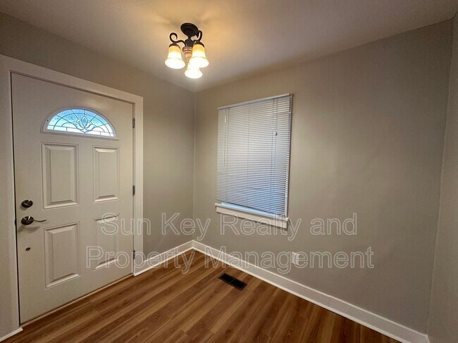 Building Photo - 828 Logan Ave S