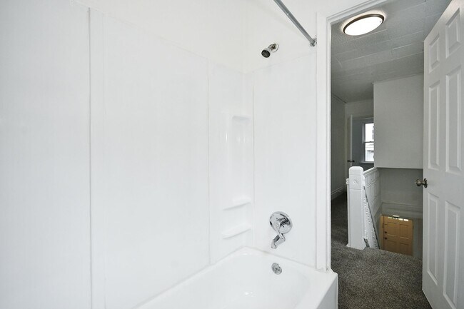 Foto del edificio - Updated 3 bed/1 bath House with garage!