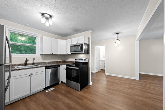 Foto del edificio - Renovated 3 Bedroom Dog Friendly Home For Rent on Lafayette Road!