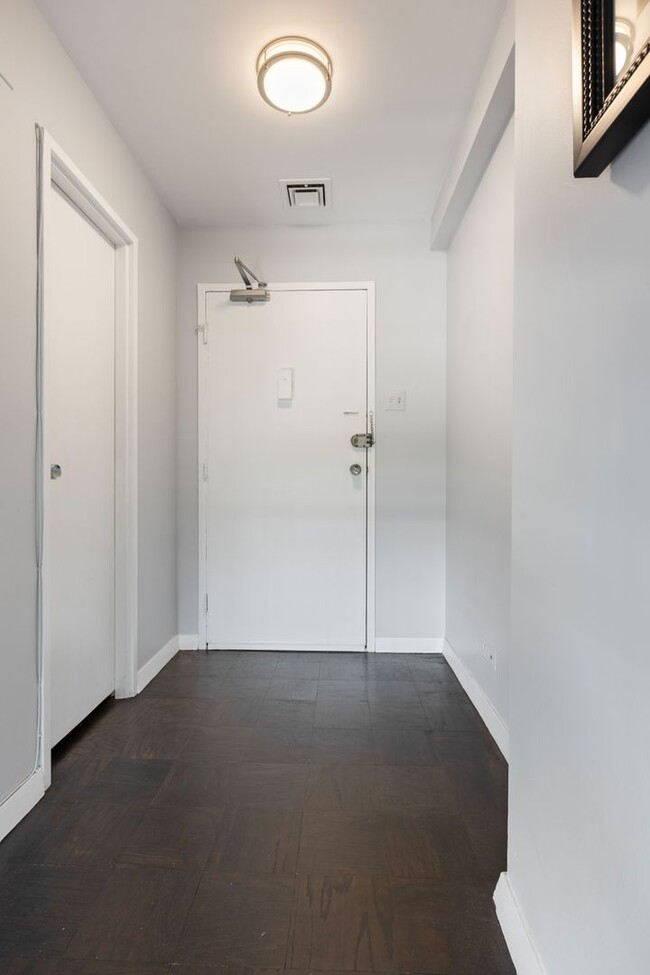Building Photo - Beautiful Modern 2 level, 1-Bedroom Condo ...