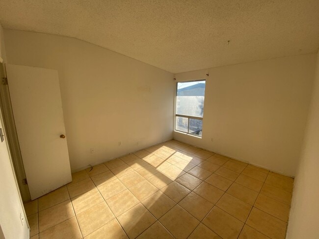 Building Photo - Mesa Centrally located