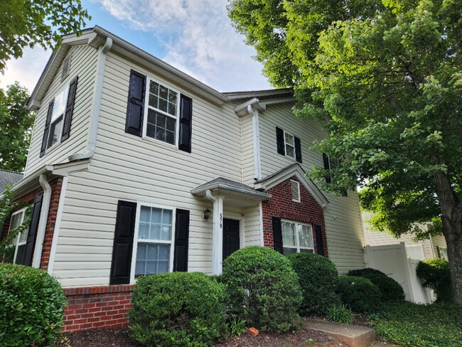 Building Photo - 579 W Oaks Dr