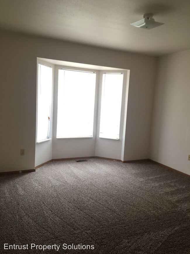 Building Photo - 2410-2410 Petrus Cir
