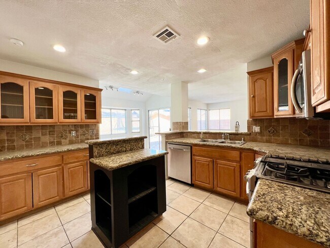 Building Photo - SPACIOUS 3BD/2.5BA HOME IN HENDERSON! W/ L...