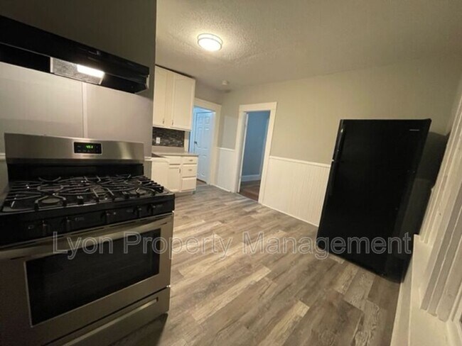 Building Photo - 42 Parker St