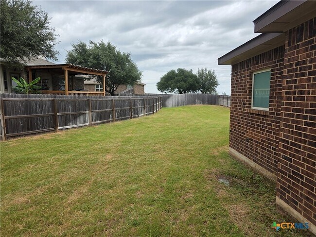 Foto del edificio - 1713 Risen Star Ln