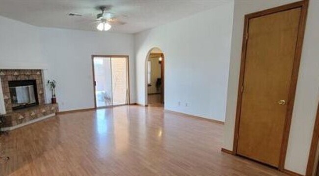 Foto del edificio - 3 Bedroom, 2 bath, Brick home is established neighborhood