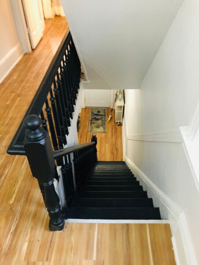 Walk up - 339 S 7th Ave