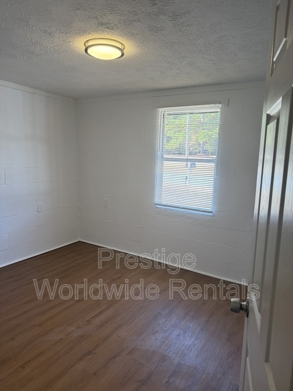 Building Photo - 104 Moore St