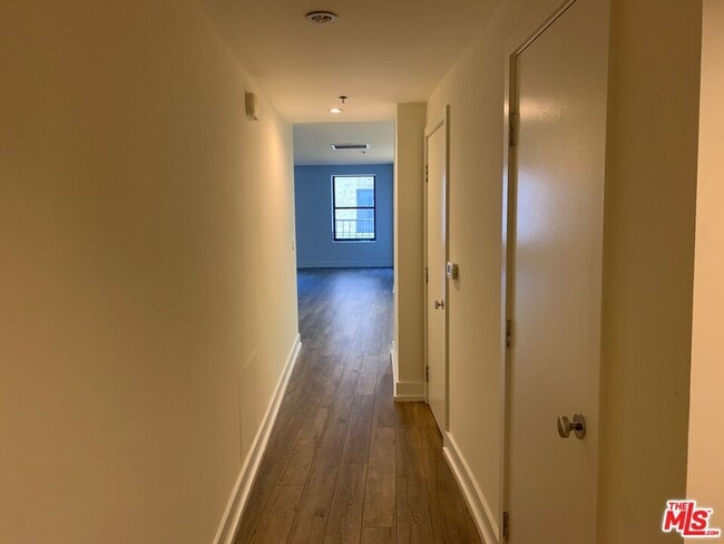 Building Photo - 727 W 7th St