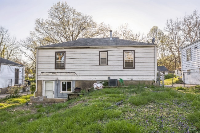 Building Photo - 10128 Cloverdale Dr