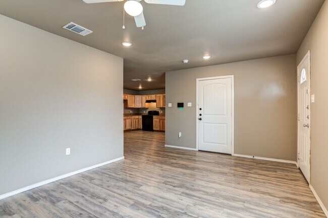 Building Photo - Cozy 3 Bedroom
