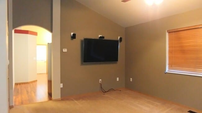 Building Photo - Beautiful Canyon Creek Home