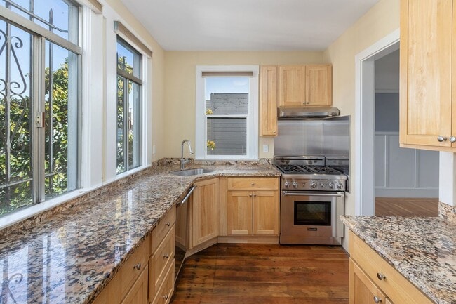 Building Photo - 2272-74 Greenwich Street/275 Moulton Stree...