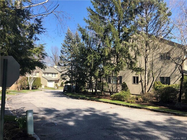 Building Photo - 37 Tulip Tree Ln