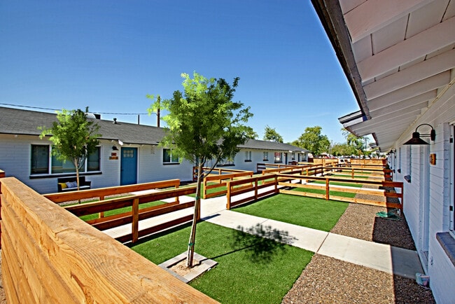 Building Photo - 221 N Elm St