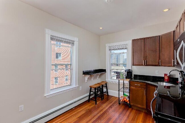 Foto del edificio - 76 Parker Hill Ave