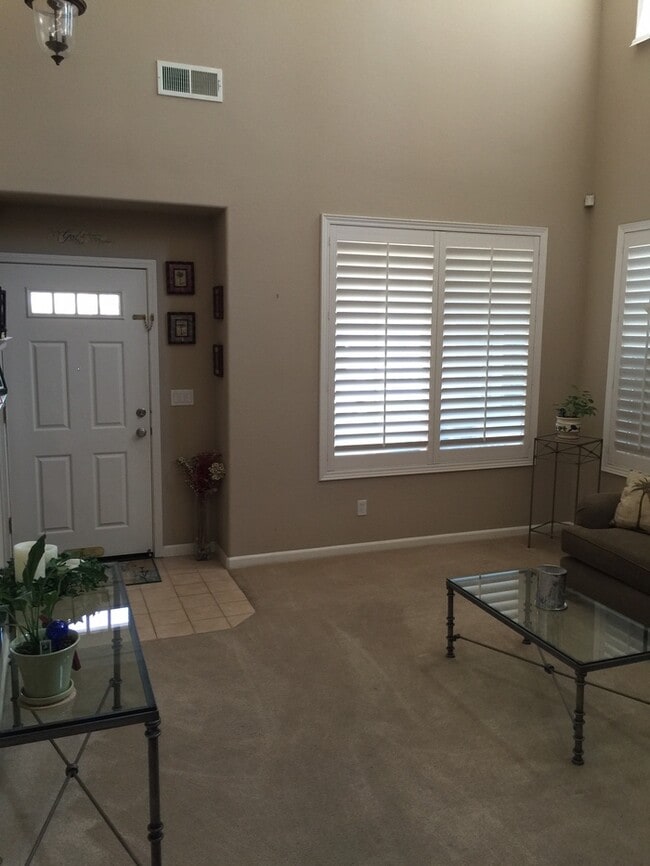 Foto del edificio - Spacious two-story home featuring 4 bedrooms and 3 full bathrooms (1 bedroom and 1 bathroom downs...