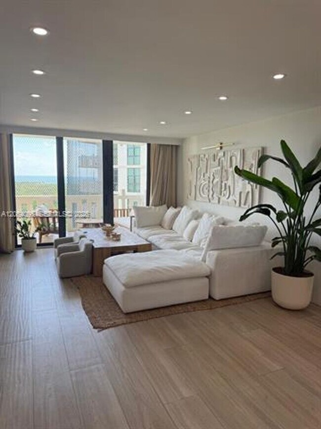 Foto del edificio - 1111 Crandon Blvd