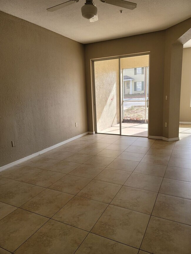 Foto del edificio - Large Sunridge Palms townhome across from USF!