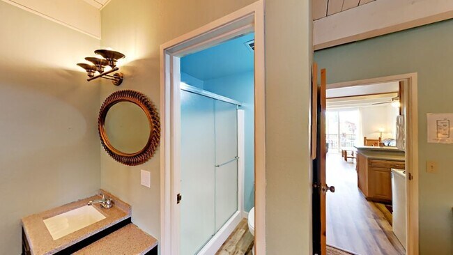 Building Photo - 2081 Venice Dr