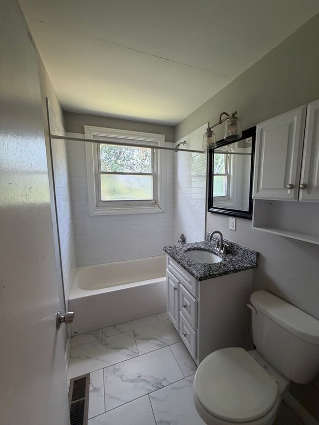 Building Photo - 2716 Donna Hill Dr