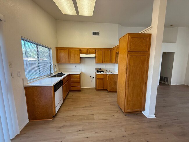 Foto del edificio - Victorville- Refurbished 2 Bedrooms 2 Bathrooms, New Laminate Floors