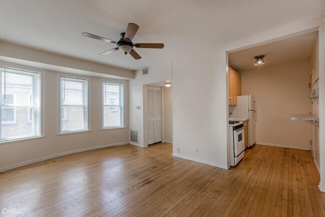 Building Photo - 4240 N Clarendon Ave