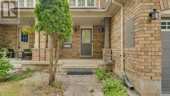 Building Photo - 2420 Baintree Crescent