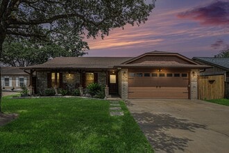 Building Photo - 2512 Village Cir Dr