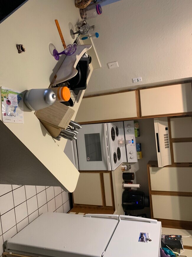 Oven 1 month old, dish washer and microwave included - 4560 Commander Dr